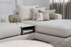 Lichte modulaire elementenbank Eva met innerbench en zachte kussens, gestyled met accessoires in een modern interieur.