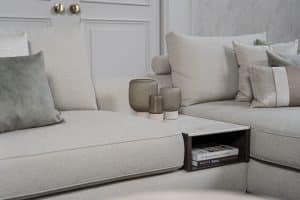 Lichte modulaire elementenbank Eva met innerbench en zachte kussens, gestyled met accessoires in een modern interieur.