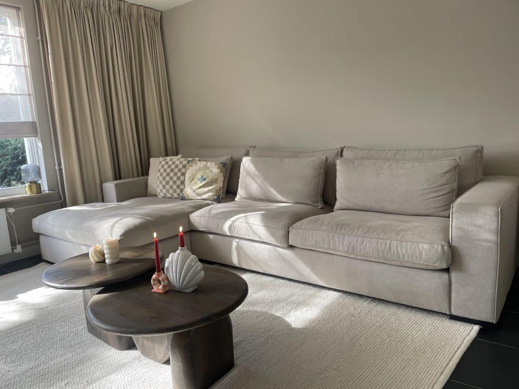 Comodo divano angolare di Room108 in colore chiaro