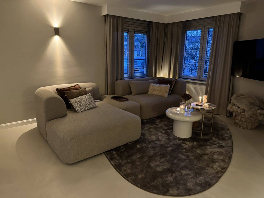Elegante arredamento d'interni d'hotel con divano angolare Emanuelle da Room108